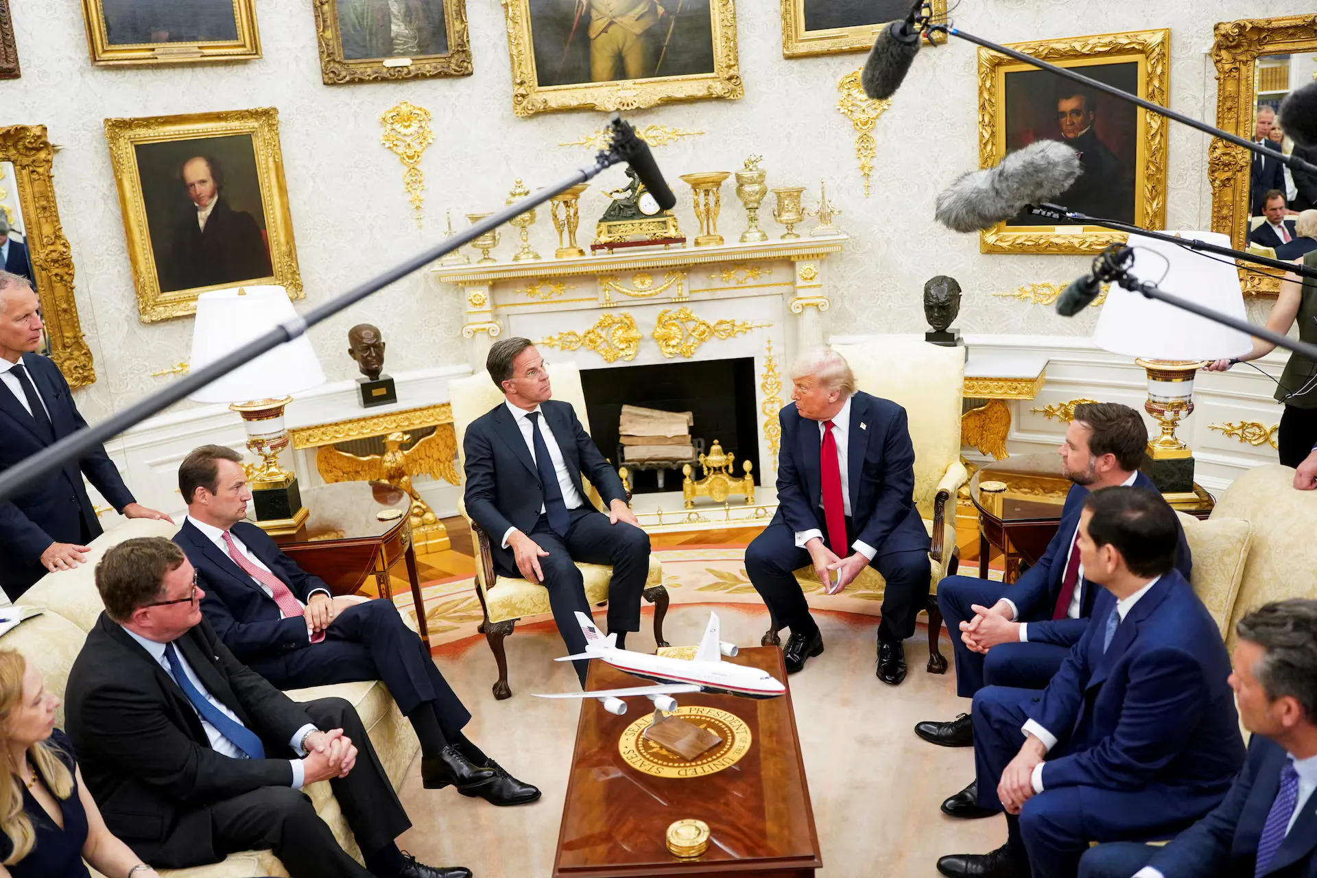 Трамп надає зброю Україні та погрожує санкціями країнам, що купують російську нафту